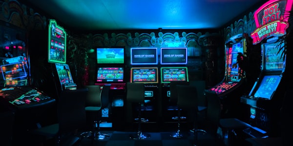 LPL英雄联盟职业联赛比赛现场 - 选手正在激烈对战